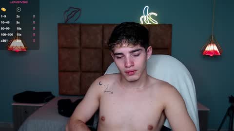Snapshot of alejootwink chatting on December 4, 12:02 am ALejoo Saenz online show from December 4, 12:02 am