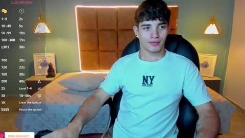 Snapshot of alejootwink chatting on September 19, 8:23 pm ALejoo Saenz online show from September 19, 8:23 pm