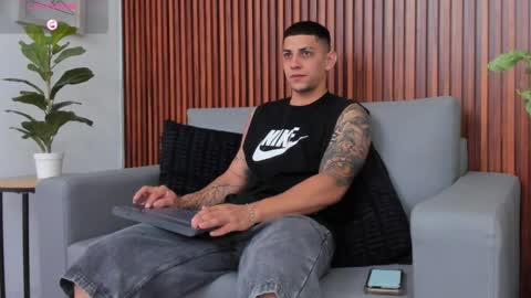 alex online show from April 3, 9:27 am