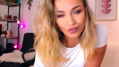 alexandrawooow online show from July 7, 6:01 pm