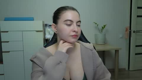 Alice online show from April 12, 5:28 pm