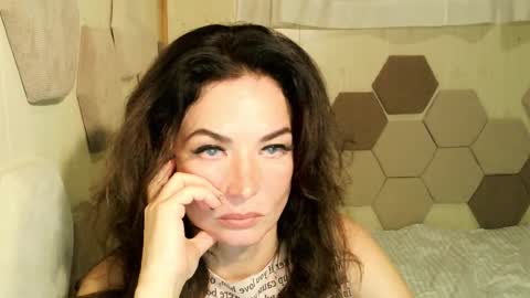 Snapshot of alice_ayra chatting on October 28, 5:25 pm Alice online show from October 28, 5:25 pm