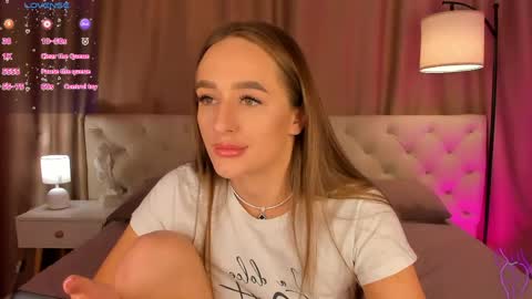 Mia online show from April 17, 1:52 am