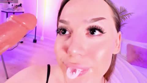 Snapshot of alina_39 chatting on October 1, 4:06 pm alina_39 online show from October 1, 4:06 pm