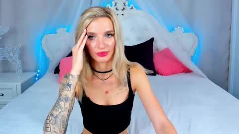 Snapshot of alina_lovelyx chatting on September 29, 3:05 am Alina online show from September 29, 3:05 am