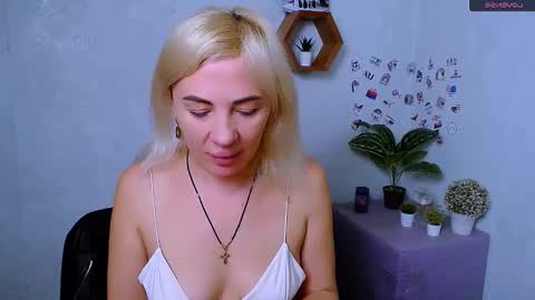 Snapshot of alinafrey_ chatting on October 16, 5:40 am Alina online show from October 16, 5:40 am
