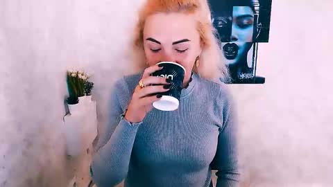 Snapshot of alinafrey_ chatting on October 14, 5:32 am Alina online show from October 14, 5:32 am