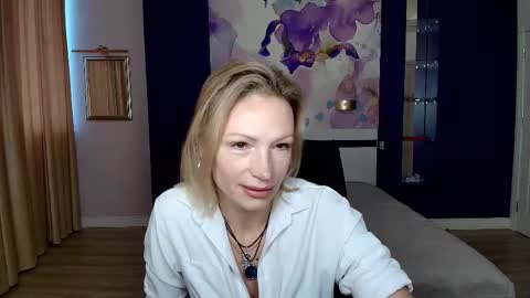 Snapshot of alinamoor chatting on October 22, 5:54 am AlinaMoor online show from October 22, 5:54 am