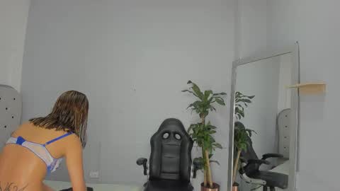 Snapshot of alix_18 chatting on October 23, 11:34 am alix_18 online show from October 23, 11:34 am