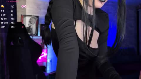 Amelia Aley  online show from March 26, 11:04 am