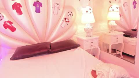 amirajones online show from July 9, 2:04 am