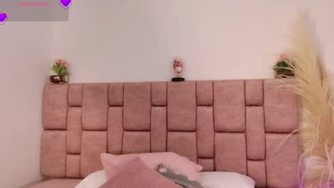 amyvegaa_ online show from December 18, 1:17 pm