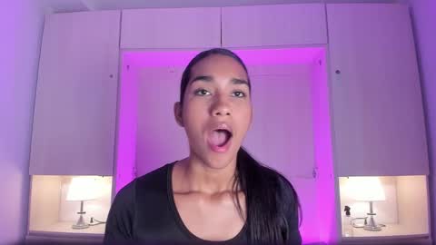 anaacollins_ online show from March 23, 4:23 pm