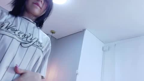 analuciaa_ online show from January 17, 4:44 am