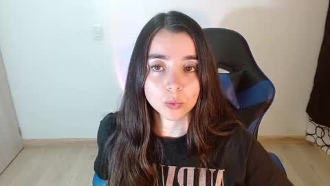 Snapshot of anarosse__ chatting on February 27, 1:52 am ana 3 online show from February 27, 1:52 am