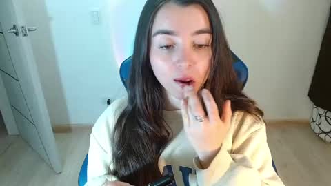 Snapshot of anarosse__ chatting on February 28, 2:20 am ana 3 online show from February 28, 2:20 am