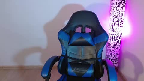 Snapshot of anarosse__ chatting on October 29, 2:13 am ana 3 online show from October 29, 2:13 am