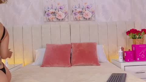Mia online show from May 22, 12:45 pm
