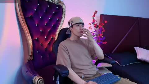 andreew_style_ online show from March 28, 8:32 pm