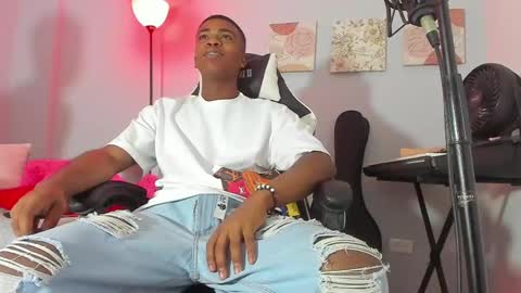 andy_smith333 online show from January 9, 7:40 pm