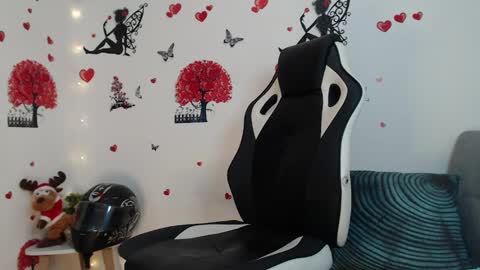 Snapshot of angel_curl chatting on January 25, 6:46 pm Angel Curl online show from January 25, 6:46 pm
