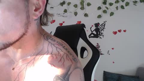 Snapshot of angel_curl chatting on October 16, 9:57 pm Angel Curl online show from October 16, 9:57 pm