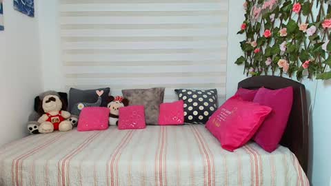 laura  online show from February 7, 12:57 am