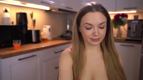 Im Anita thumb up me please its important online show from April 9, 2:56 pm