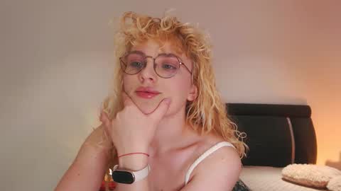 annaevv online show from February 3, 6:22 am