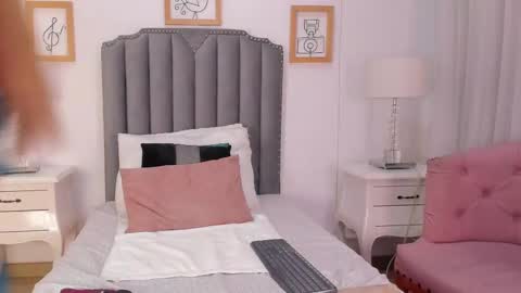 anni_honeyrivera online show from March 4, 11:00 pm