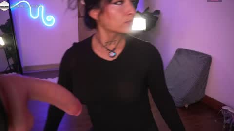 Annie online show from April 7, 11:40 pm