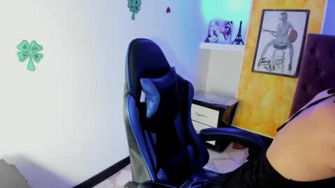 Anniee online show from April 8, 1:36 pm