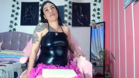 Snapshot of annyevans_ chatting on February 5, 10:55 pm    online show from February 5, 10:55 pm