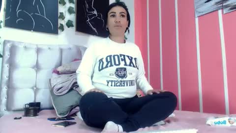 Snapshot of annyevans_ chatting on February 17, 11:00 pm    online show from February 17, 11:00 pm