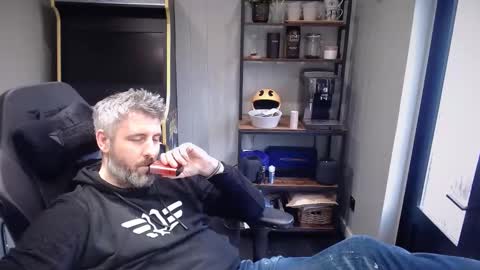 anonymousblokeuk online show from December 17, 11:49 am