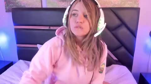 My name is Andrea  thumb up me please its important online show from December 13, 8:58 pm