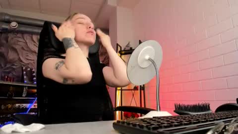 Snapshot of aphexqueen chatting on September 12, 9:11 am APHEX QUEEN online show from September 12, 9:11 am