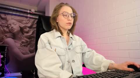 Snapshot of aphexqueen chatting on September 19, 9:13 am APHEX QUEEN online show from September 19, 9:13 am