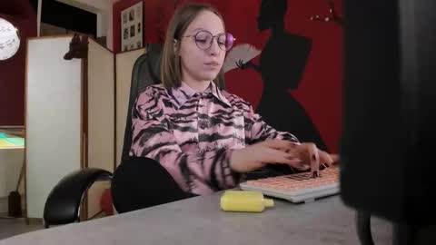 Snapshot of aphexqueen chatting on March 2, 9:21 am APHEX QUEEN online show from March 2, 9:21 am