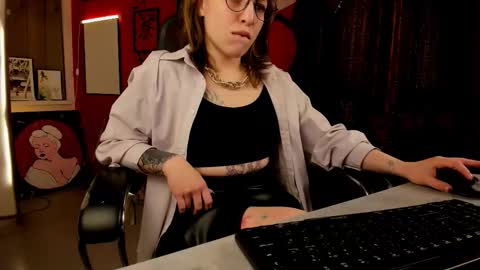 Snapshot of aphexqueen chatting on October 7, 9:16 am APHEX QUEEN online show from October 7, 9:16 am