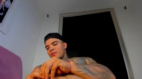 Snapshot of aquiles_elpapi chatting on October 20, 8:03 pm AquilesElpapi online show from October 20, 8:03 pm