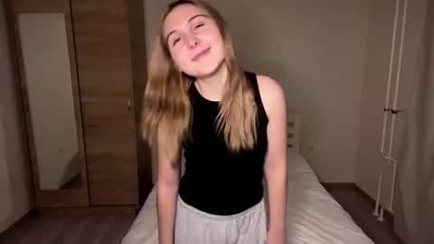 Emi online show from December 1, 4:05 pm