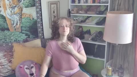 Snapshot of arielabai chatting on October 31, 5:13 pm Arielle Ari online show from October 31, 5:13 pm