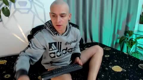 Snapshot of aron_santoro1 chatting on January 4, 2:25 am Aron Santoro online show from January 4, 2:25 am