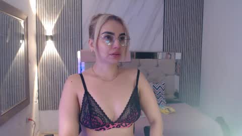 ashley__tylor online show from April 8, 7:11 am