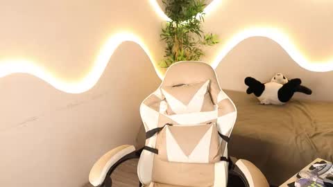 ASHLEY online show from November 5, 5:09 am