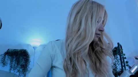 astramonroe online show from April 22, 10:44 am