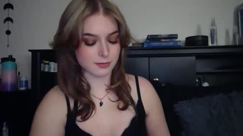 auroralightz1 online show from February 14, 3:42 am