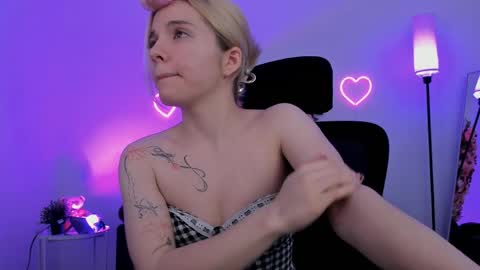 aurorawrenfield online show from April 17, 4:37 am