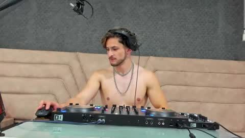 Axel  online show from June 17, 1:27 pm
